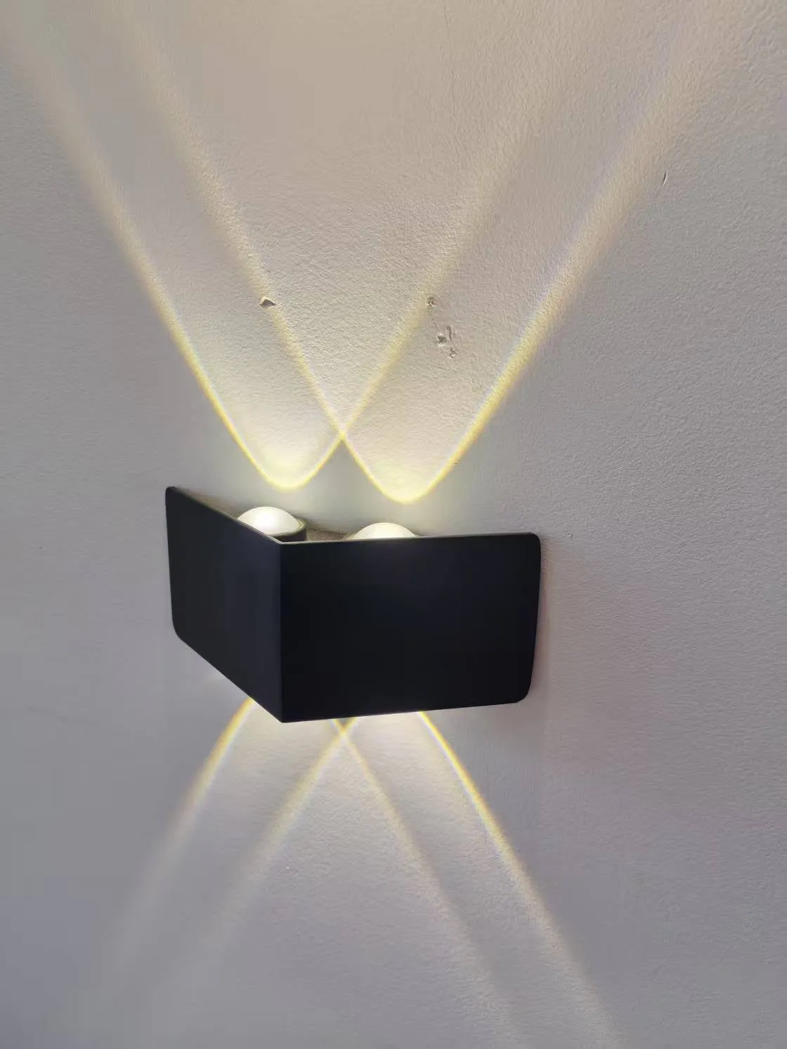 Alessandro Design AX230 aplica LED neagra 4W 3000K 4 surse